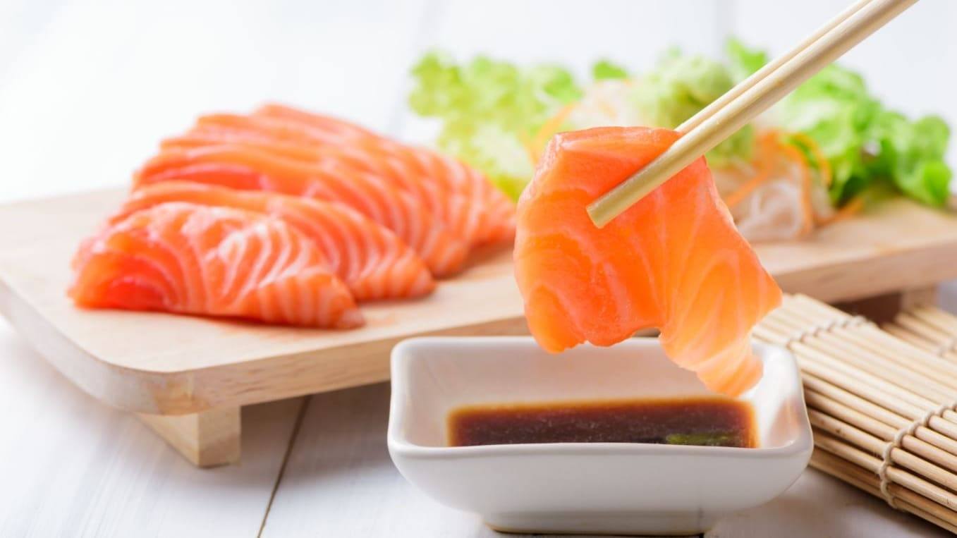 ibu hamil tidak boleh mengonsumsi makanan mentah, contohnya sushi dan sashimi.
