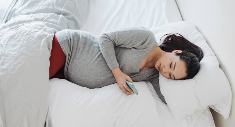 posisi tidur ibu hamil yang baik dan benar