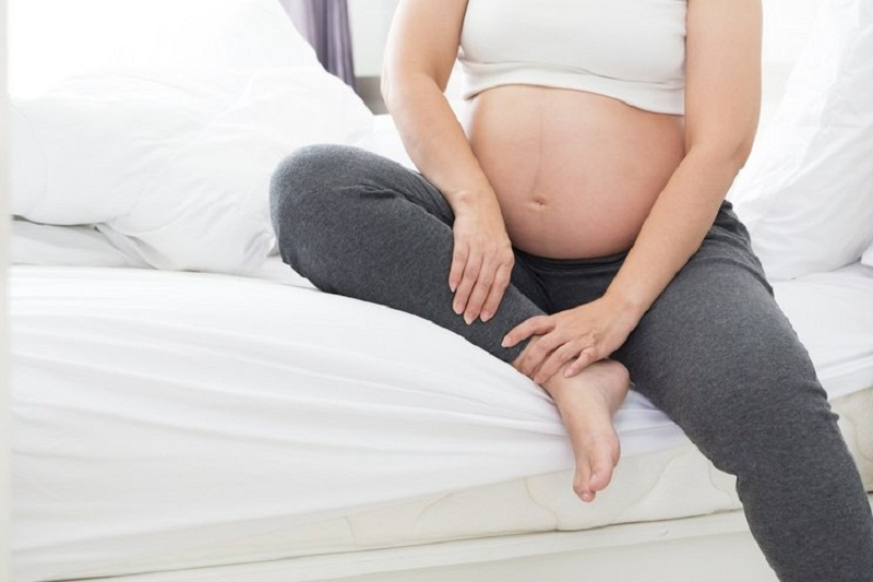 mencegah kaki pegal saat hamil