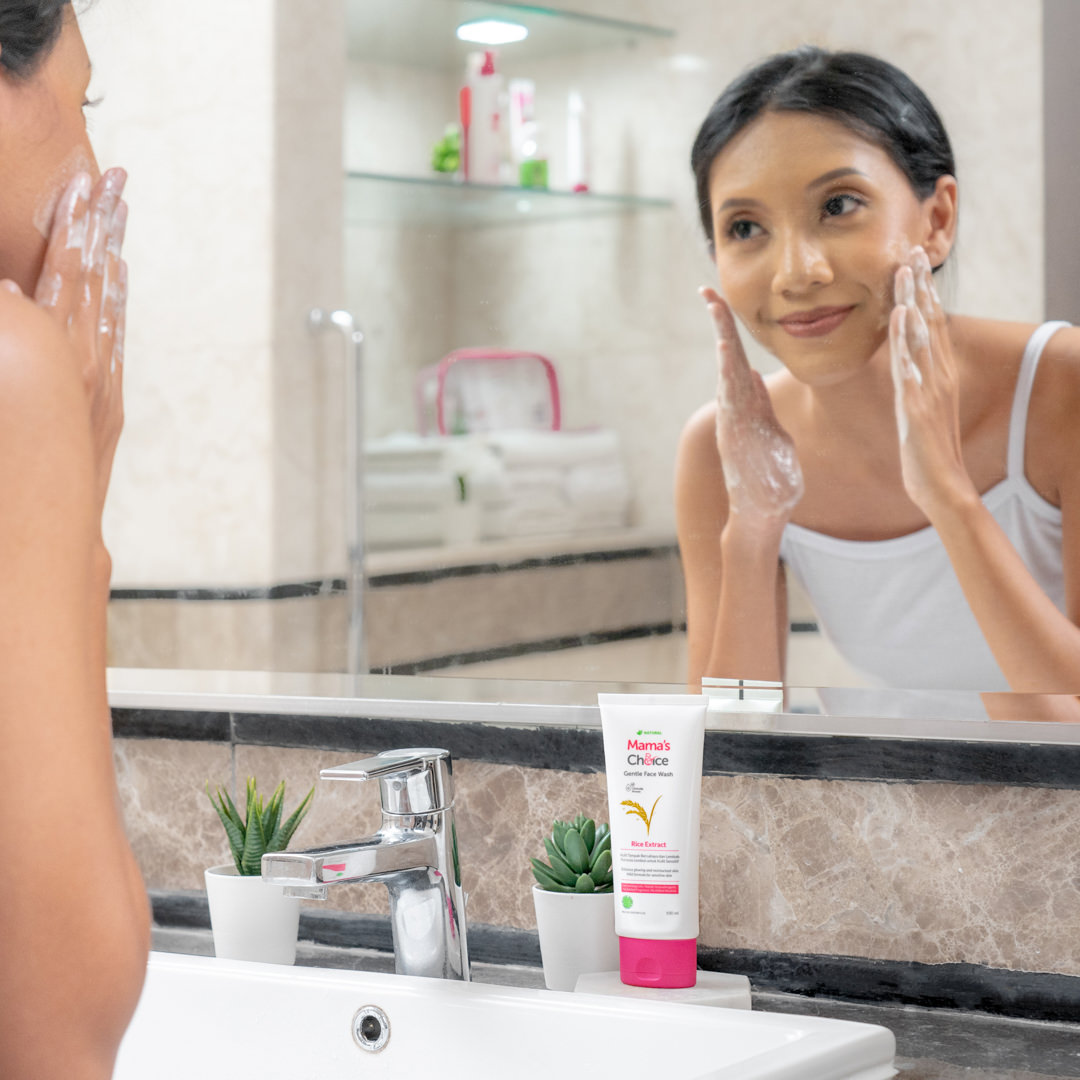 Wanita cuci muka dengan Mama's Choice Facial Wash