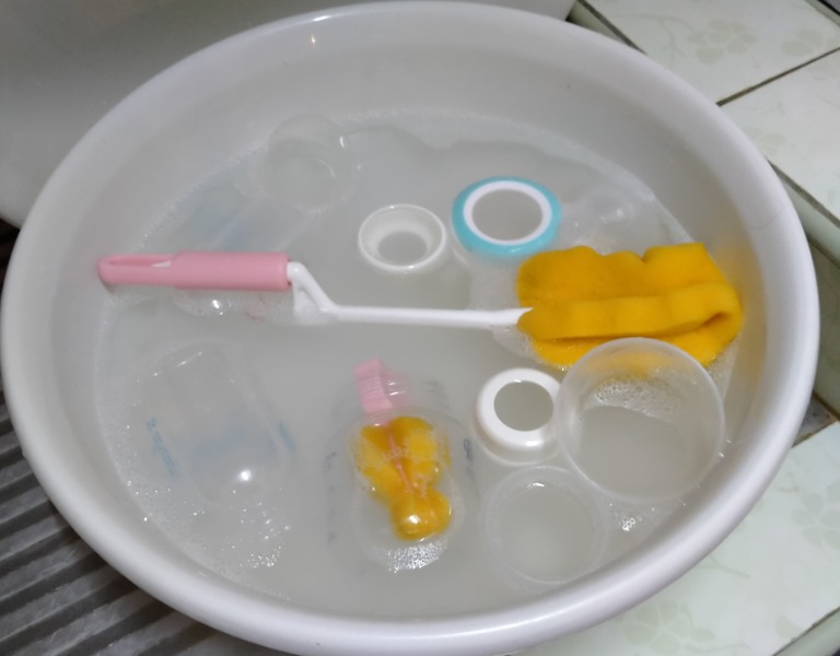 membersihkan perlengkapan bayi dengan benar