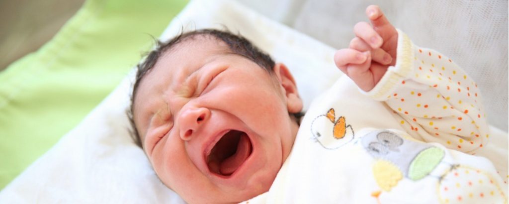 Bayi Tiba-tiba Menangis Saat Tidur? Ini Penyebab & Tips Mengatasinya!