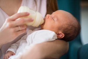 Penyebab bayi sering muntah setelah minum asi