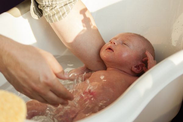 11 Cara Merawat Bayi Baru Lahir yang Benar - Mama's Choice