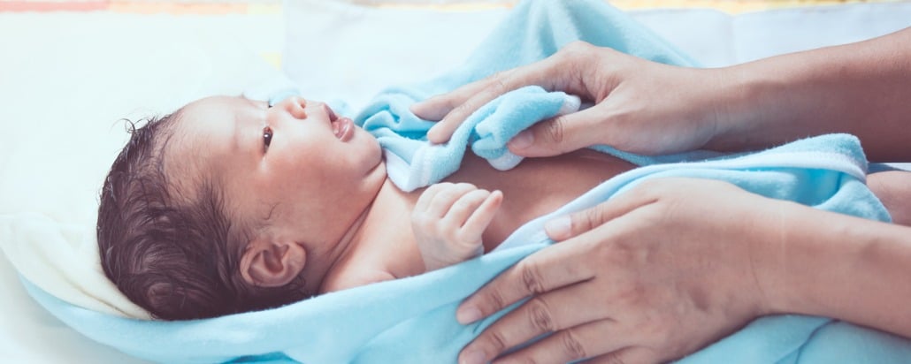 Cara memandikan bayi baru lahir