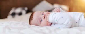 Kebiasaan Bayi Suka Isap Jempol Tangan? Biarkan atau Dilarang?