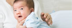 cara menyendawakan bayi setelah menyusu dengan gambar