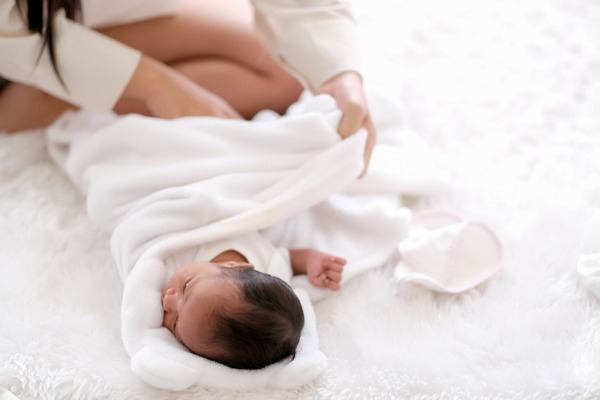 Cara Membedong Bayi Baru Lahir yang Benar dengan Gambar