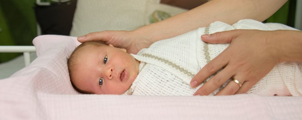 Cara Membedong Bayi Baru Lahir Yang Benar Dengan Gambar