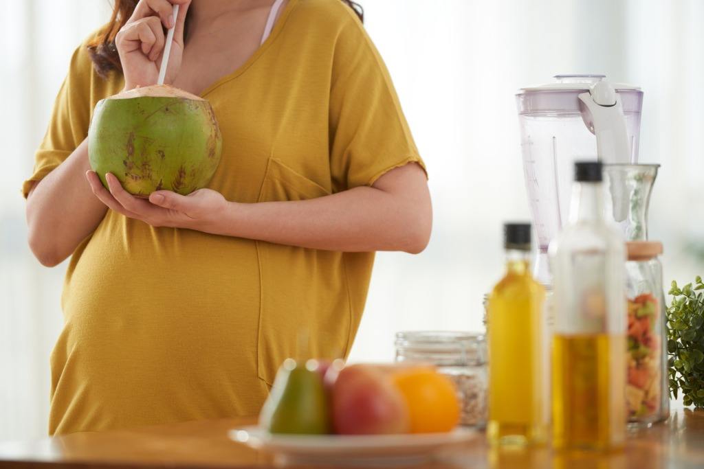 ibu hamil meminum air kelapa