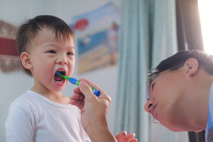 cara mengajarkan anak 1 tahun sikat gigi, cara mengajarkan anak sikat gigi, mengajarkan anak sikat gigi