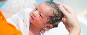 5 Tips Agar Rambut Bayi Lebat & Hitam Saat Lahir