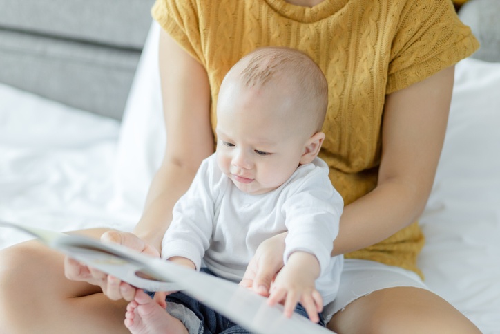 5 Manfaat Membacakan Buku Bacaan untuk Bayi Baru Lahir