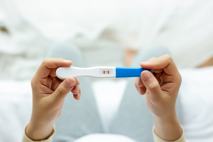 Ragu dengan Hasil Test Pack? Kenali Penyebab Tes Kehamilan Samar Ini